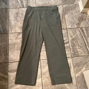 Athleta size 2 olive Tribeca cropped pant. Super cute worn once